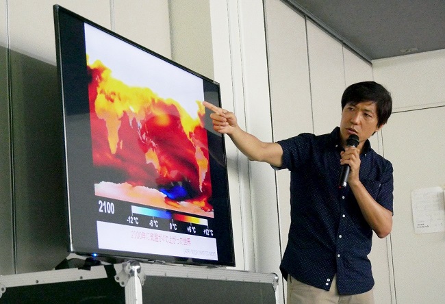 2100年の世界の気温上昇について紹介する江守さんの写真