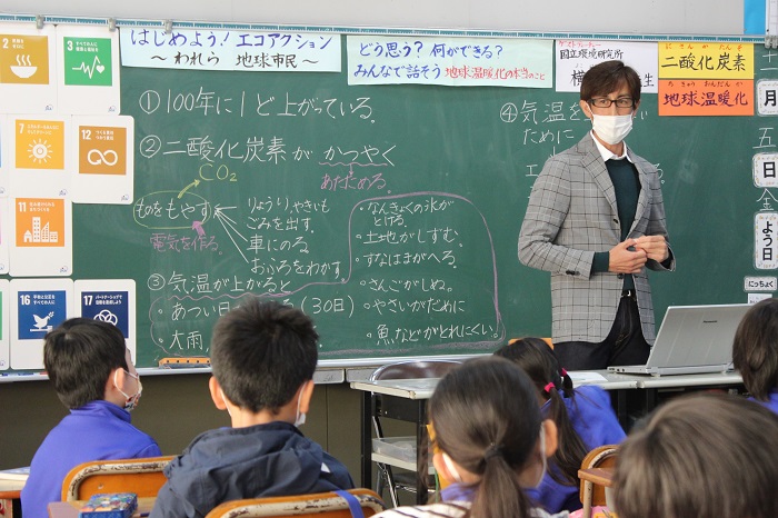 教室で解説する研究者の横畠さんの写真