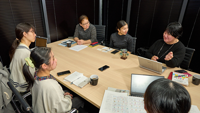 登壇者が議論している写真