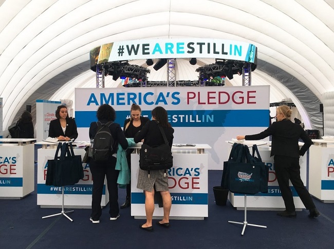 2017年のCOP23で、アメリカの気候変動対策に熱心な自治体、企業が設けた「We are still in」のイベント会場の写真