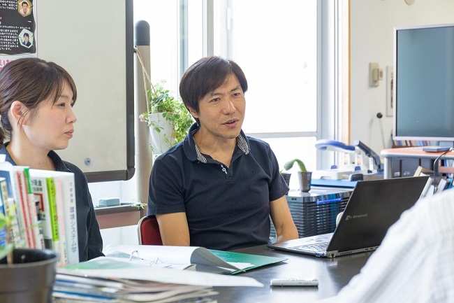 対談をしている対話オフィス代表の江守さんと、メンバー岩崎さんの写真