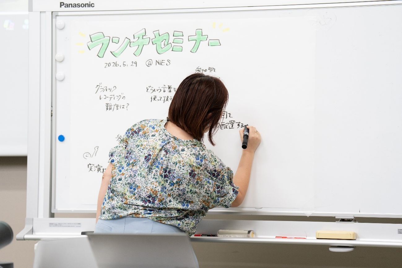 参加者に「今日の話に期待すること」を尋ね、出てきた発言を有廣さんが、参加者の正面に設置した模造紙に次々と書いていく様子