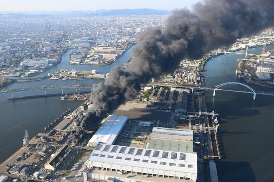 尼崎港での火災の写真